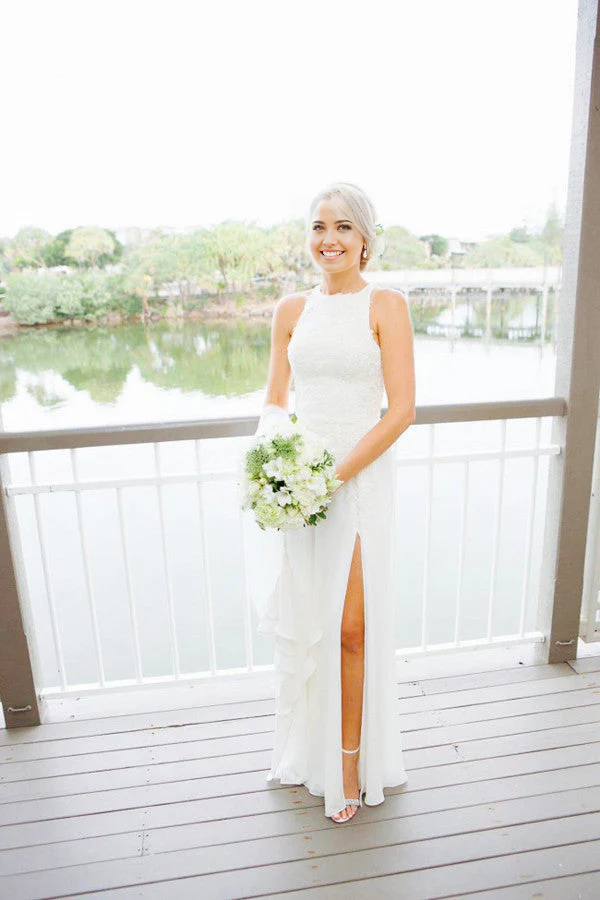 Vestido de novia playero de corte A, largo hasta el suelo, sin mangas, con espalda transparente y apliques con abertura lateral